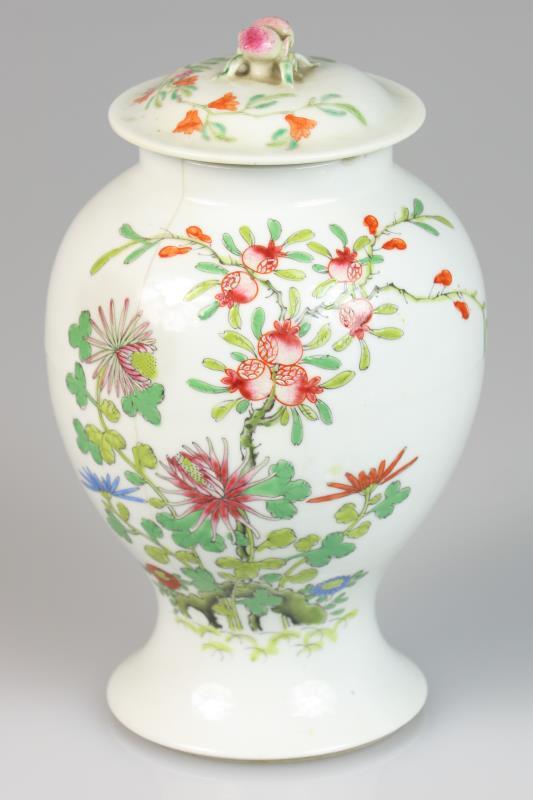 Een porseleinen dekselvaas met floraal decor. China, eind 19e eeuw.