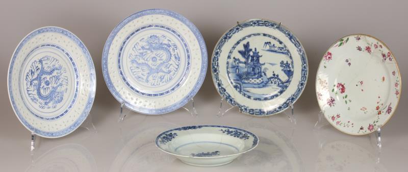 Een lot van (5) porseleinen borden. China 18e & 20e eeuw.