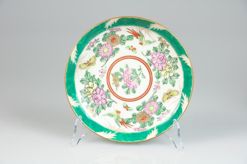 Een porseleinen bord met floraal decor. Japan, 1e helft 20e eeuw.