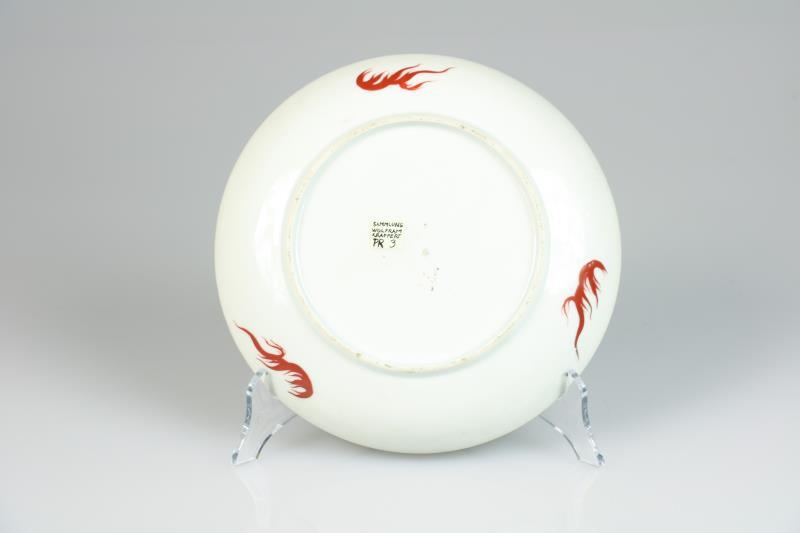 Een porseleinen bord met floraal decor. Japan, 1e helft 20e eeuw.