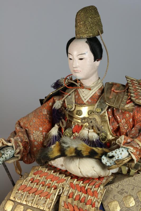 Twee Gofun Hina poppen, Japans, papier machée, met daarbij een drumvormige kruk. In originele zachthouten doos. 