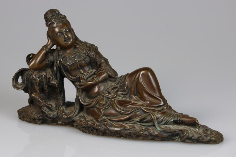 Een liggende bronzen sculptuur van Guanyin, gevuld, 20e eeuw.