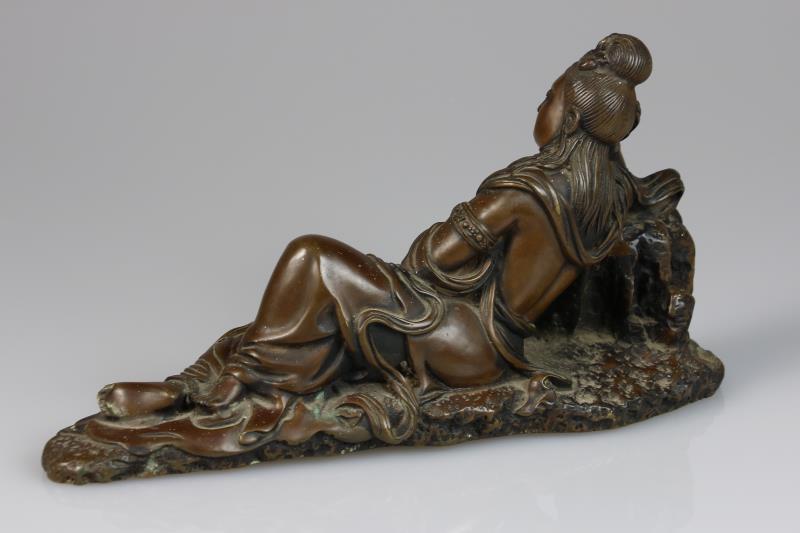 Een liggende bronzen sculptuur van Guanyin, gevuld, 20e eeuw.