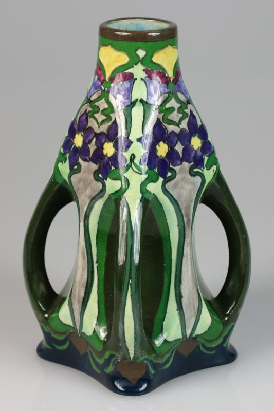 Een plateel oorvaas met bloemendecor. Plateelfabriek Zuid-Holland (PHZ). Gouda, 20e eeuw. 