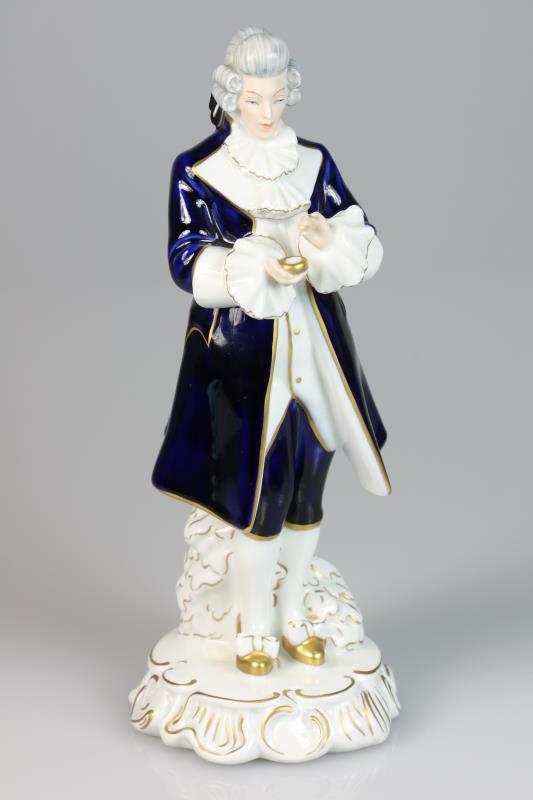 Een porseleinen figuur van een edelman. Royal Doulton, 20e eeuw. 