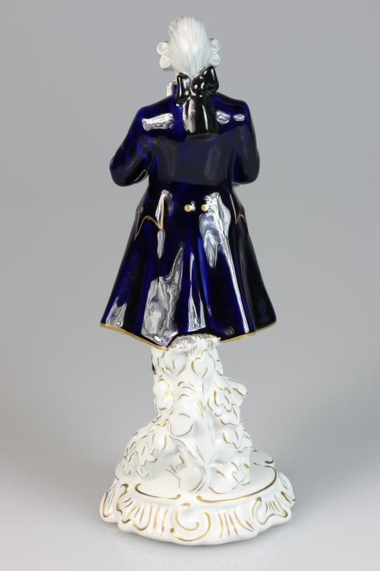 Een porseleinen figuur van een edelman. Royal Doulton, 20e eeuw. 