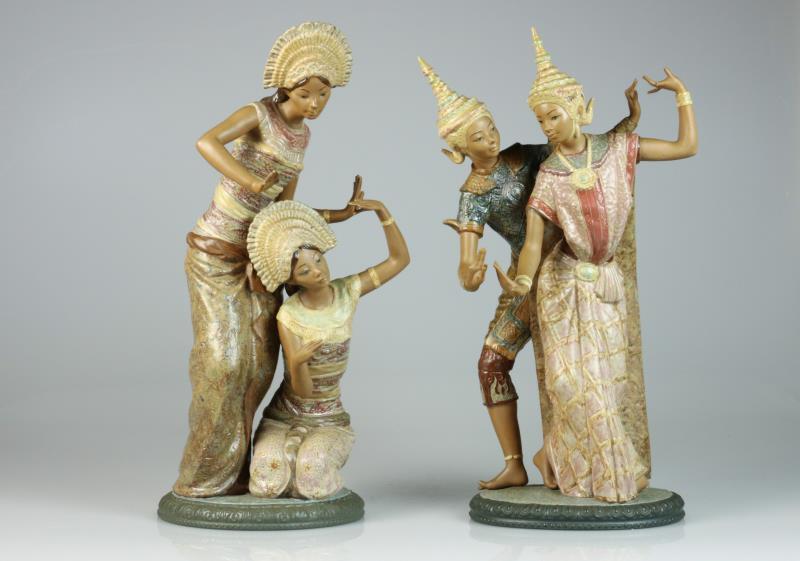 Een lot van (2) aardewerk sculpturen in de vorm van Balinese danseressen, gemerkt Lladro. Spanje, 2e helft 20e eeuw. 