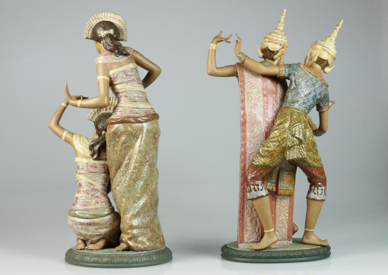 Een lot van (2) aardewerk sculpturen in de vorm van Balinese danseressen, gemerkt Lladro. Spanje, 2e helft 20e eeuw. 