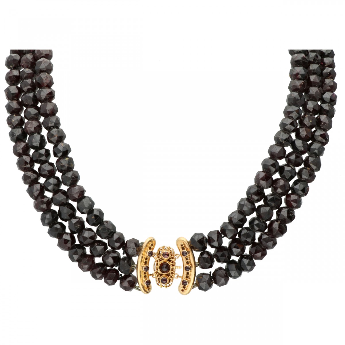 Drierijig granaten collier met een geelgouden sluiting - 14 kt.