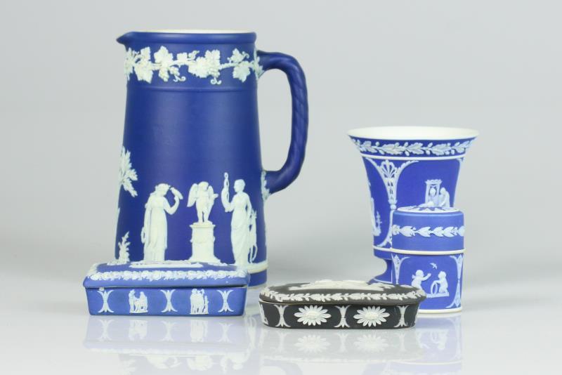 Een lot van (5) aardewerk Jasperware objecten, Wedgwood. Engeland, 20e eeuw. 