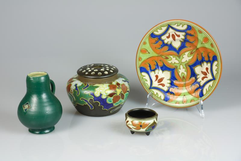 Een lot divers Hollands plateel aardewerk waaronder Mobach schenkkan en Gouda bloemsteker. 1e helft 20e eeuw. 