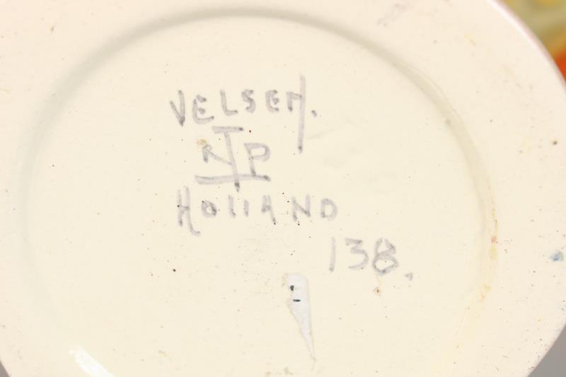 Aardewerk vaasje (Model No. 138), oranje/geel stroomglazuur modelontwerp C.J. (Karl) Gellings, uitvoering Pottenbakkerij Velsen. Circa 1930.