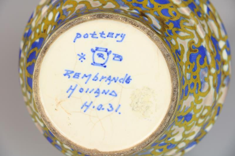 Een platelen schenkkan met floraal decor, gemerkt Rembrandt pottery Holland. Begin 20e eeuw.