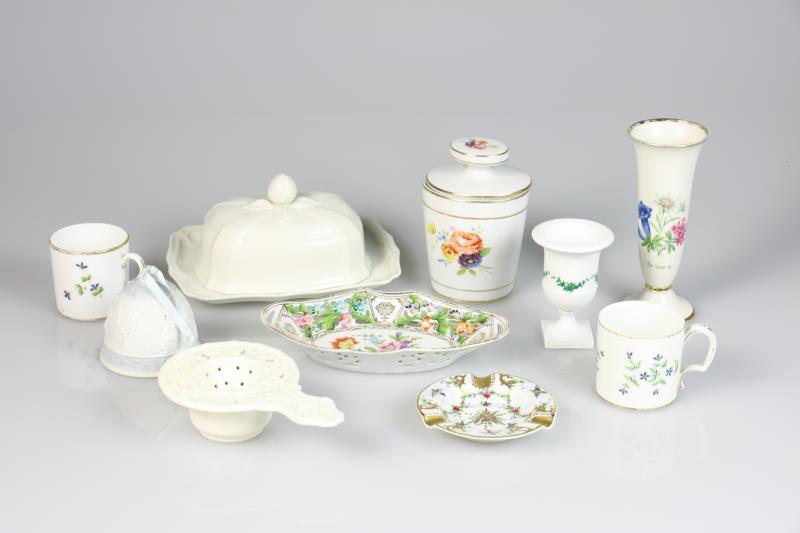 Een lot divers porselein waaronder Limoges, Ladro en Dresden. 19e & 20e eeuw.