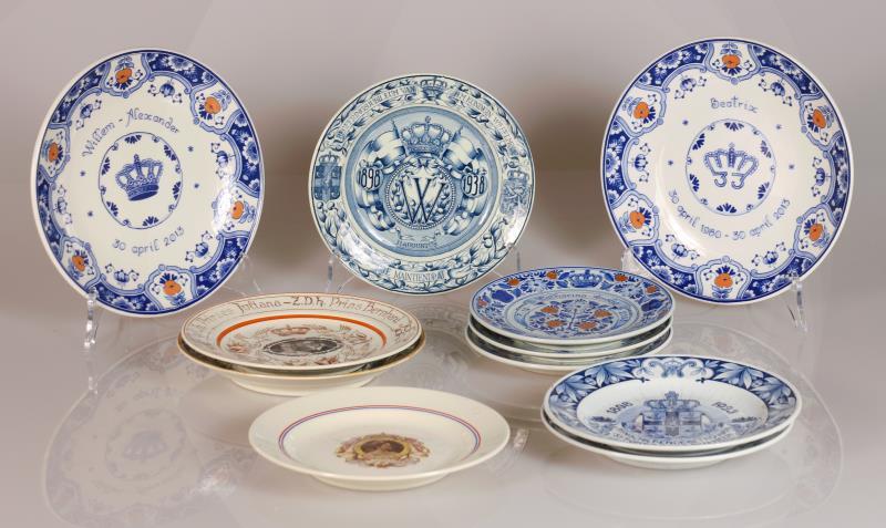 Een lot diverse herinneringsborden m.b.t. Koninklijk Huis.