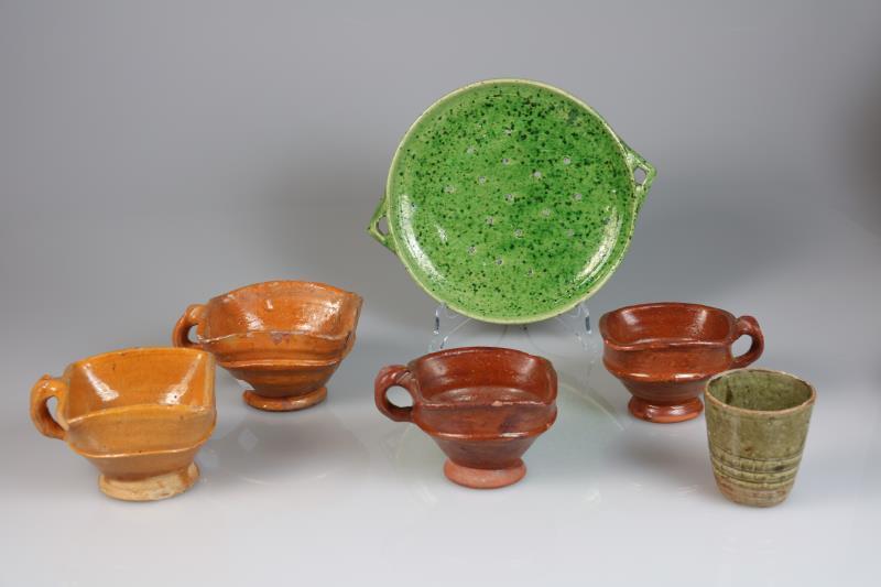 Een lot (6) divers aardewerk keukengoed, waaronder een treeft, een beker en vier oorkommen, 20e eeuw. 