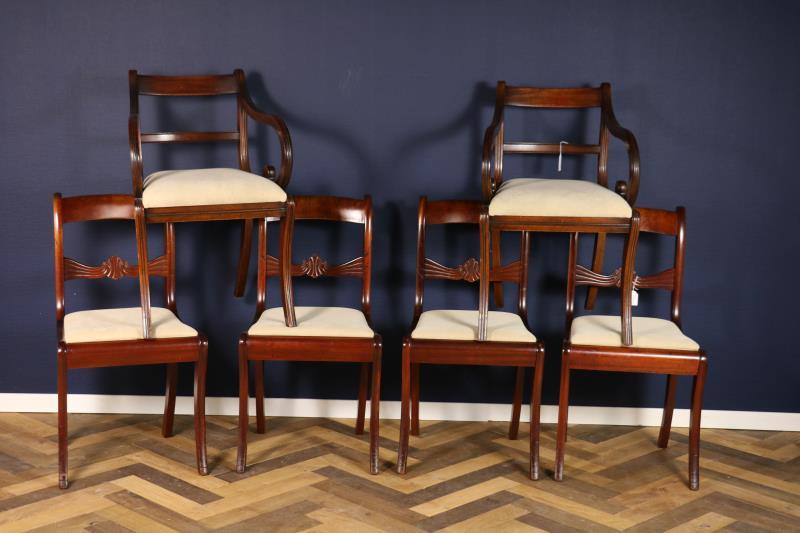 Vier mahoniehouten eetstoelen en twee bijpassende armstoelen in Biedermeier-stijl en met stofbekleding, Nederland, 20e eeuw.
