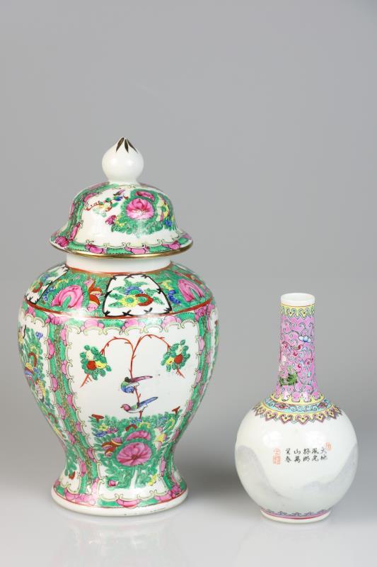 Een lot porselein bestaande uit een dekselvaas en een pijpvaas. China, 20e eeuw.