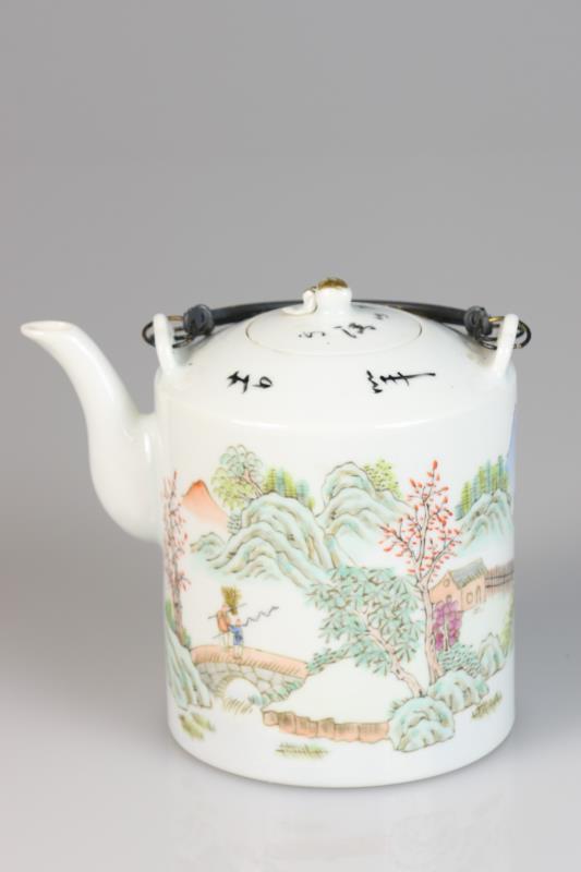 Een porseleinen theepot met landschapsdecor en op de achterzijde Chinese tekens. China, 20e eeuw.