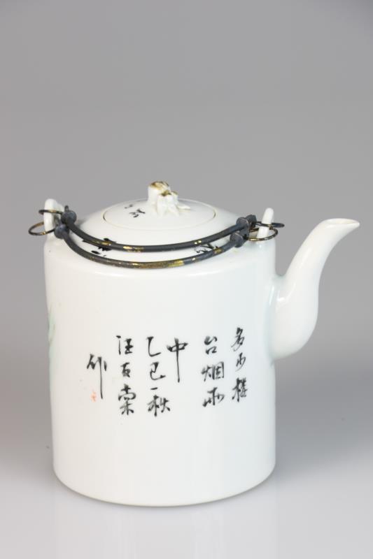 Een porseleinen theepot met landschapsdecor en op de achterzijde Chinese tekens. China, 20e eeuw.