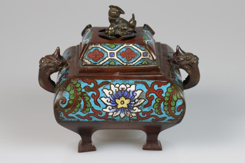 Een cloisonne wierookbrander met op de deksel een foo dog. China, 19e eeuw. 