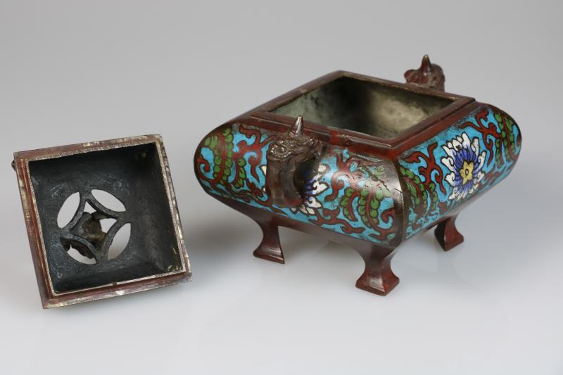 Een cloisonne wierookbrander met op de deksel een foo dog. China, 19e eeuw. 