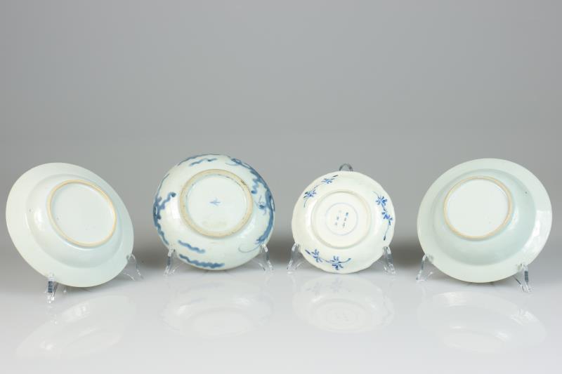Een lot van (4) porseleinen borden. China, 18e eeuw.