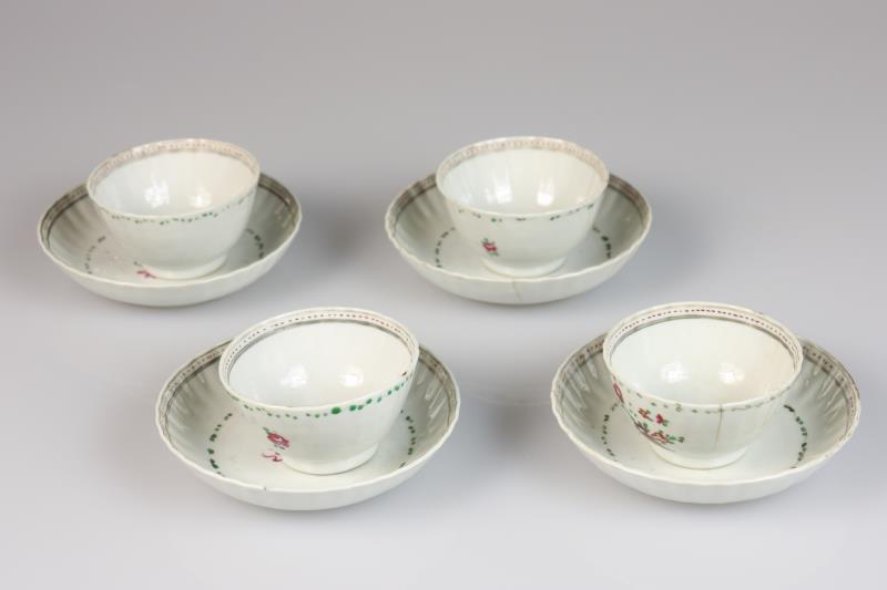 Een set van (4) porseleinen kop en schotels met famile rose decor. China, 18e eeuw.