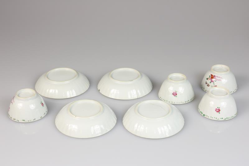 Een set van (4) porseleinen kop en schotels met famile rose decor. China, 18e eeuw.