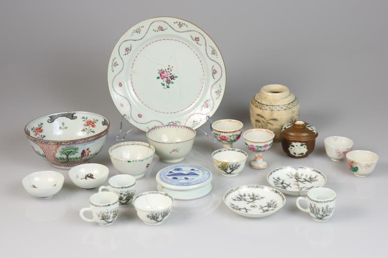 Een lot diverse porselein waaronder Imari en encre de Chine. China, 18e & 19 eeuw.