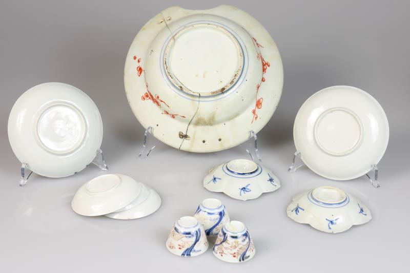 Een lot divers porselein met Imari decor, waaronder een scheerbekken. Japan, 18e & 19e eeuw.