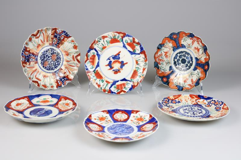 Een lot van (6) porseleinen borden met Imari decor. Japan, 1e helft 20e eeuw.