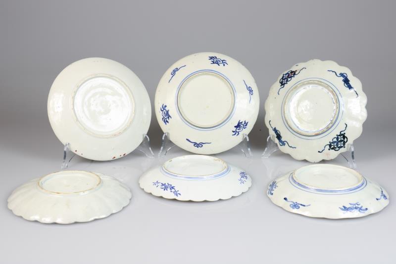 Een lot van (6) porseleinen borden met Imari decor. Japan, 1e helft 20e eeuw.