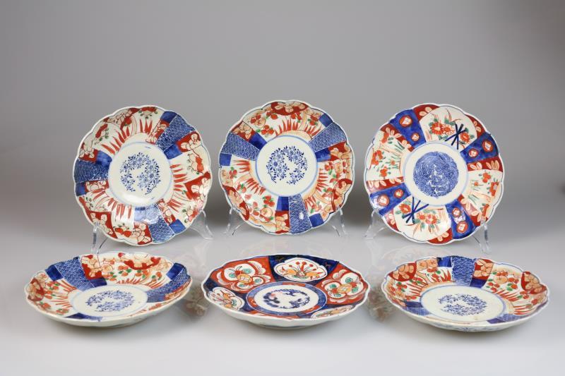 Een lot van (6) porseleinen borden met Imari decor. Japan, 1e helft 20e eeuw.
