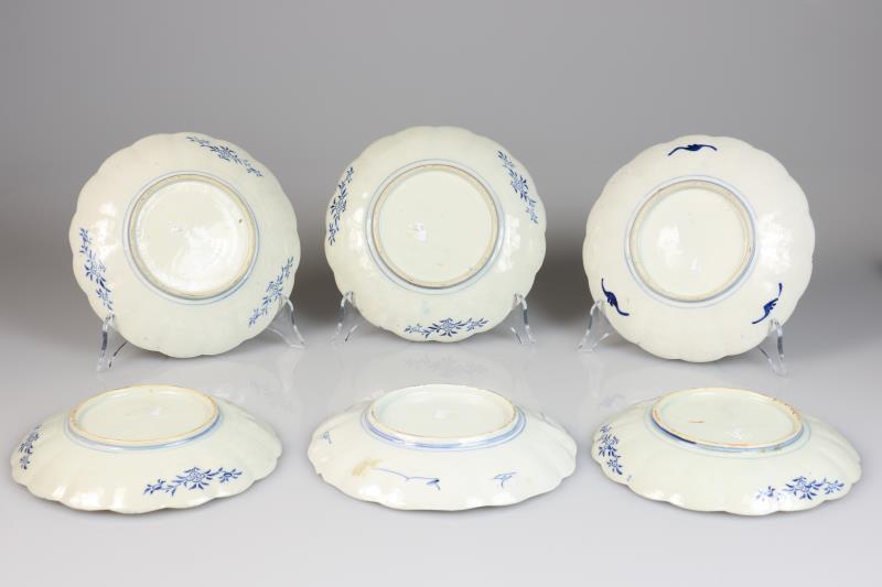 Een lot van (6) porseleinen borden met Imari decor. Japan, 1e helft 20e eeuw.