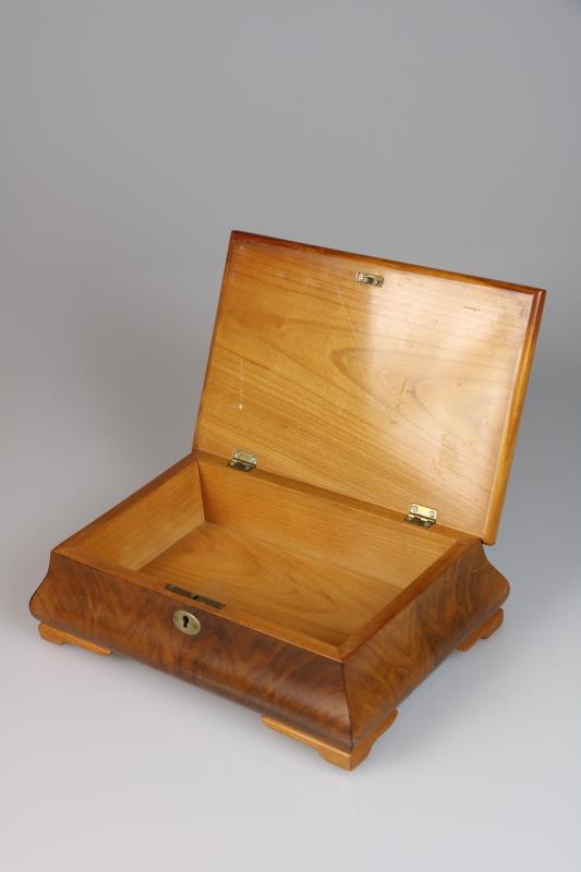 Een houten kist met intarsia aan bovenzijde. Midden 20e eeuw.