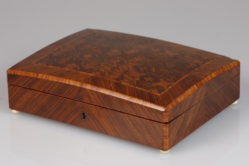 Een houten kist met intarsia aan bovenzijde. Midden 19e eeuw.