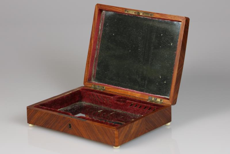 Een houten kist met intarsia aan bovenzijde. Midden 19e eeuw.