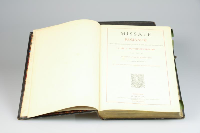 Een lot van (2) Missales. Circa 1900.