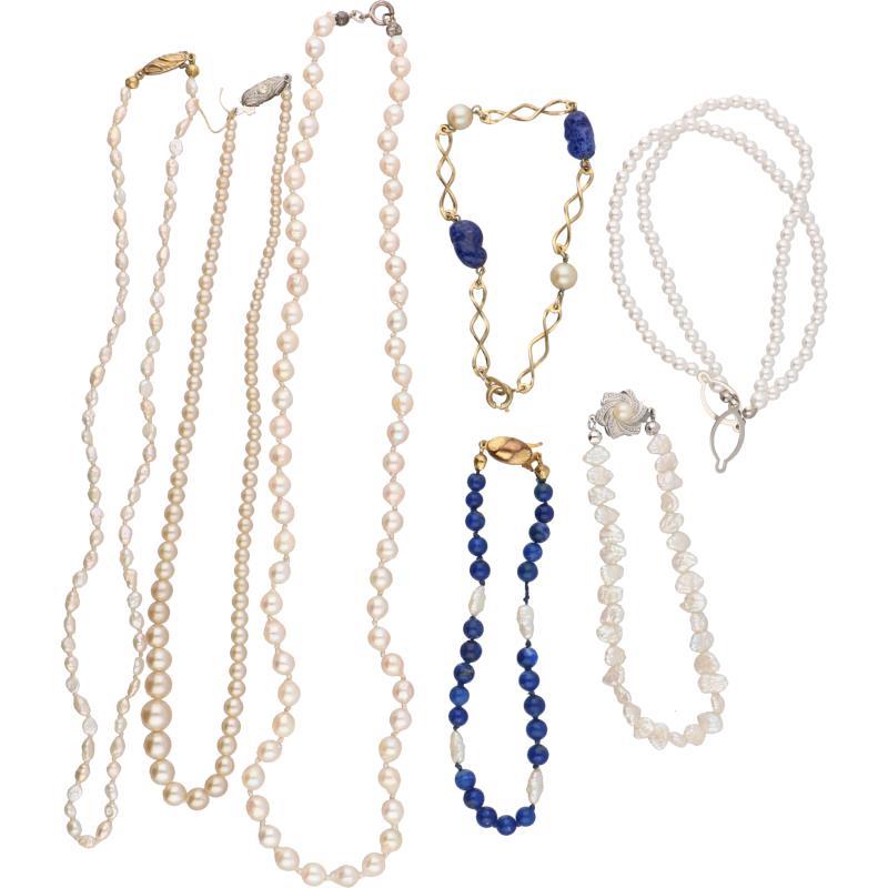 Lot colliers en armbanden, parel en lapis lazuli.