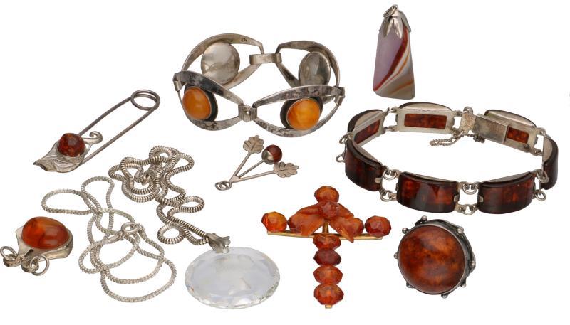 Lot van 2 armbanden, 2 colliers, 4 hangers, een ring en een speld, o.a. barnsteen en agaat.