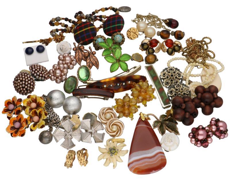 Lot diverse sieraden waaronder oorclips, colliers, haarspelden, hangers en een armband, diverse edelstenen/sierstenen.