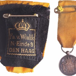 Z.j. Nederland. Juliana. Medaille 'Voor trouwe dienst' in zilver, met miniatuur.