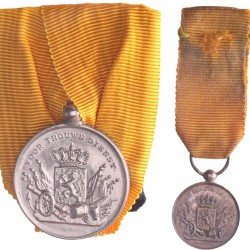 Z.j. Nederland. Juliana. Medaille 'Voor trouwe dienst' in zilver, met miniatuur.