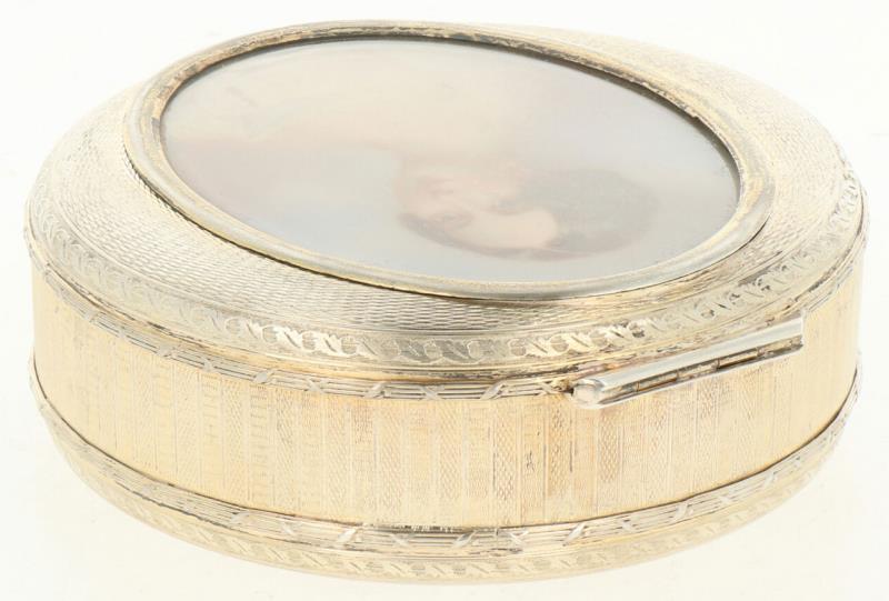 Kaptafel doosje zilver.