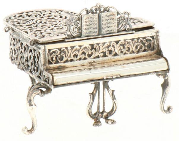 Vleugel piano met speeldoos zilver.