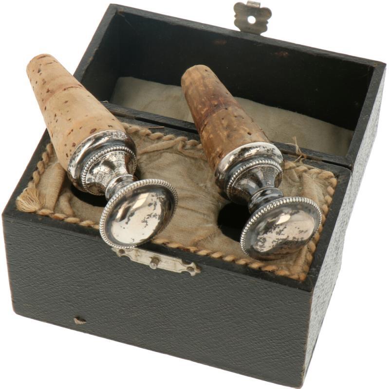 (2) Flessen stoppers in etui zilver.