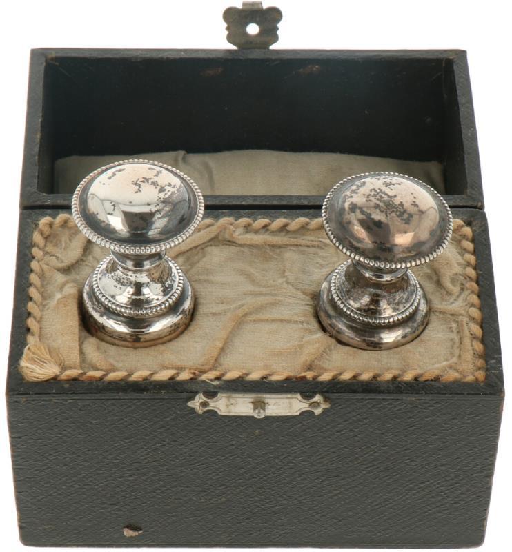(2) Flessen stoppers in etui zilver.