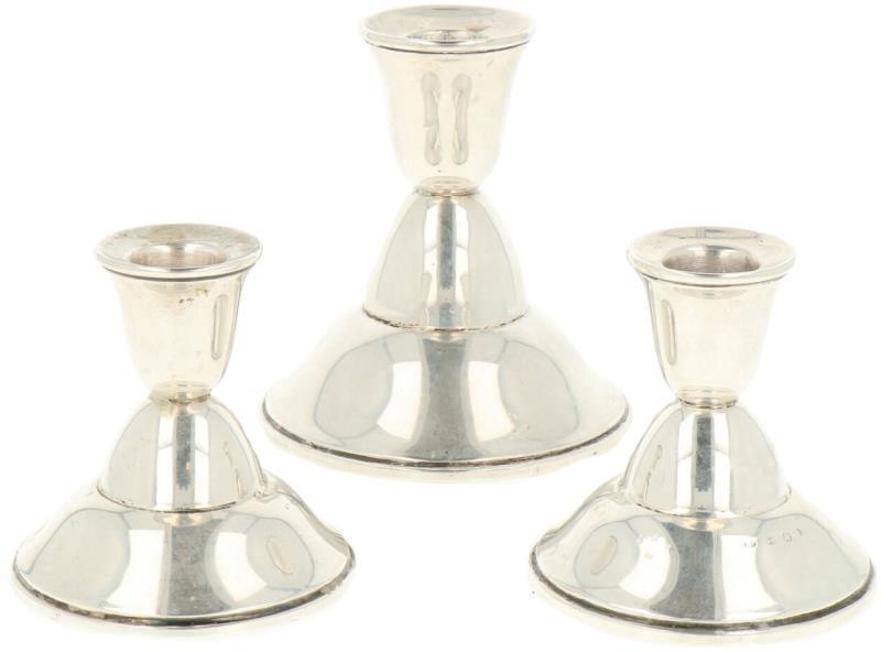 (3) Delige set kandelaren zilver.