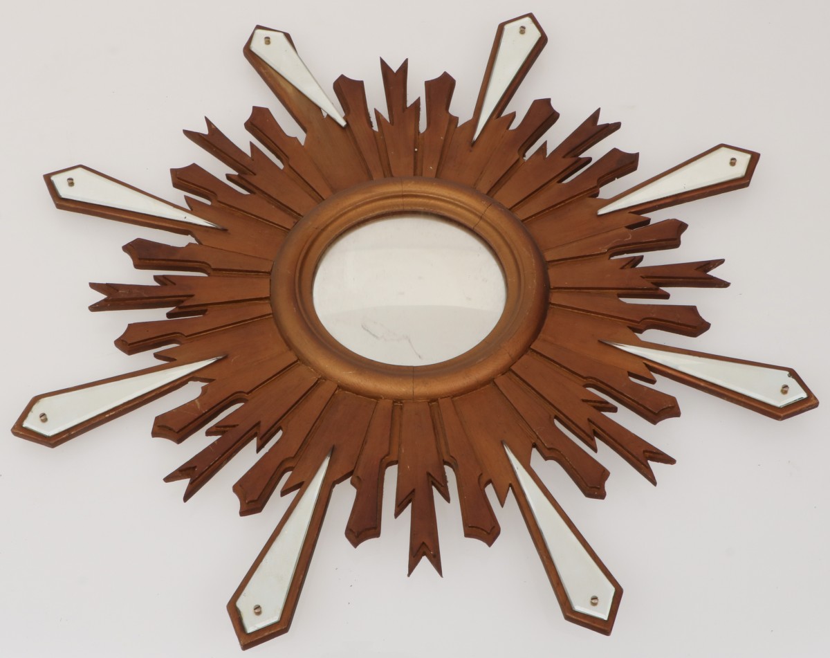 Een ronde spiegel in verguld houten sunburst-lijst, mid. 20e eeuw.